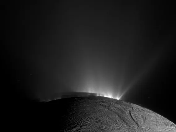 210709-Enceladus-plume-ew-1020p-214df4