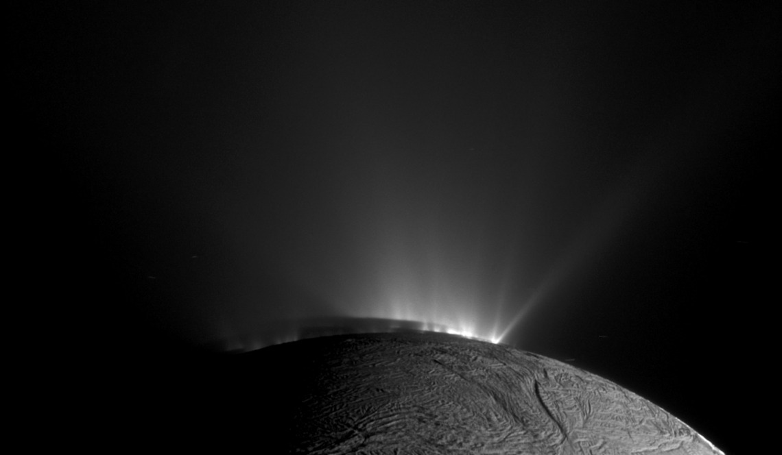 210709-Enceladus-plume-ew-1020p-214df4